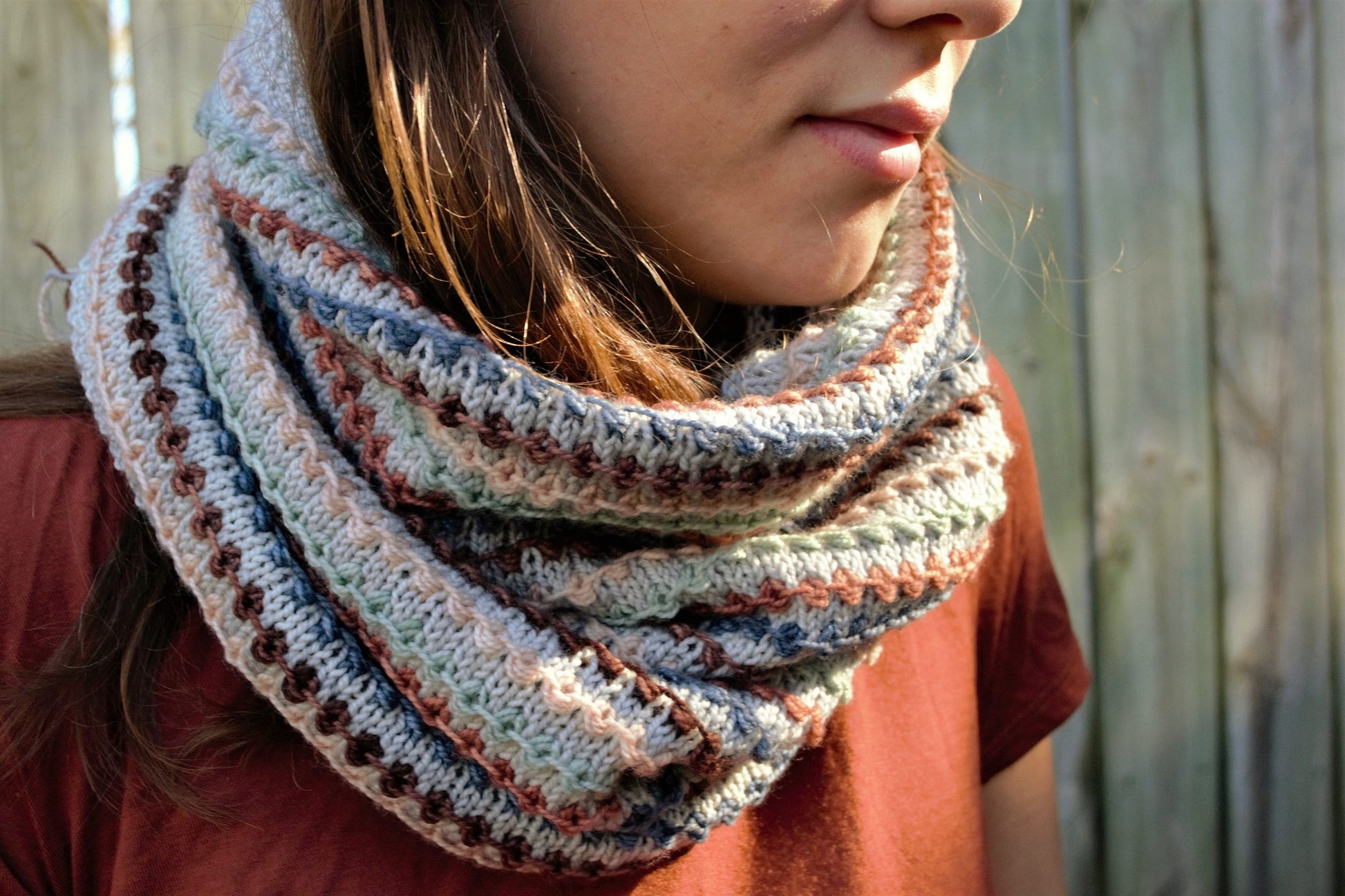 Knit cowl with single horizontal rows of tiny bobble stitches in alternating colors